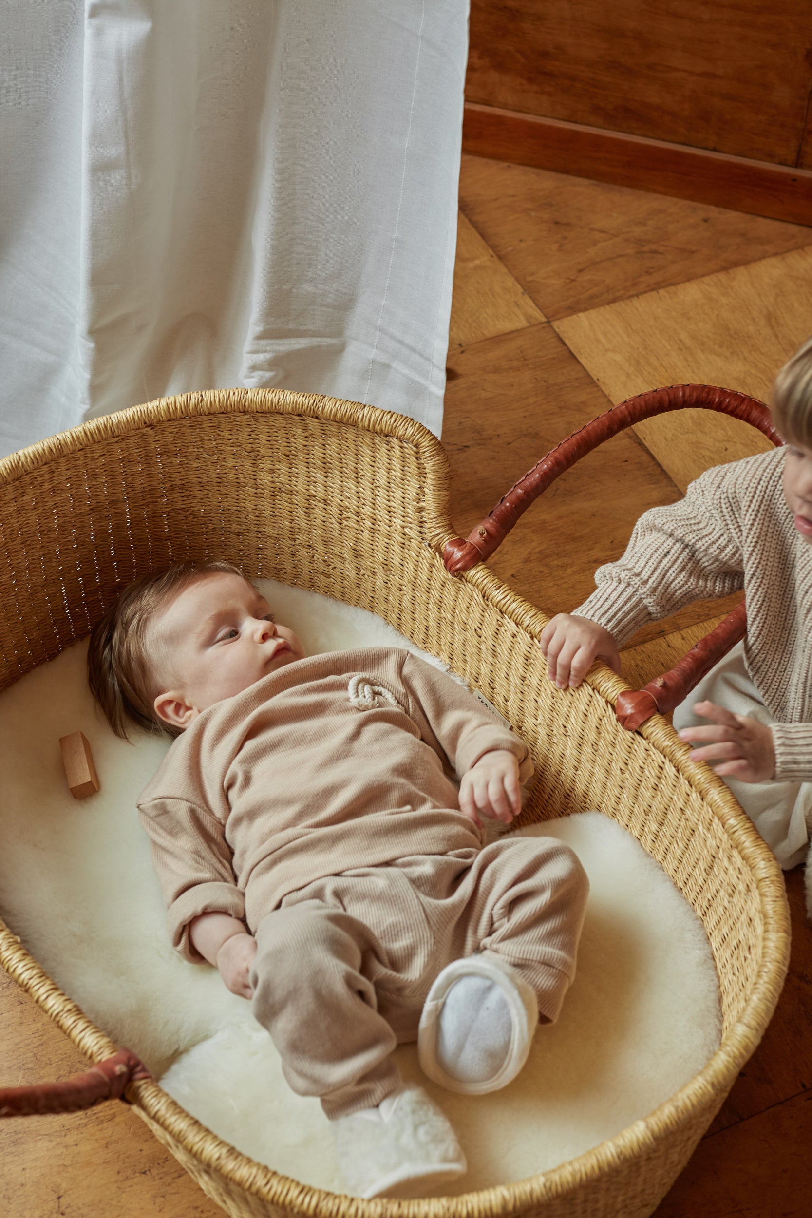 BINIBAMBA OFF WHITE SHEEPSKIN LINER SUITABLE FOR USE FOR NEBWBORNS IN YOUR Moses basket FROM BIRTH