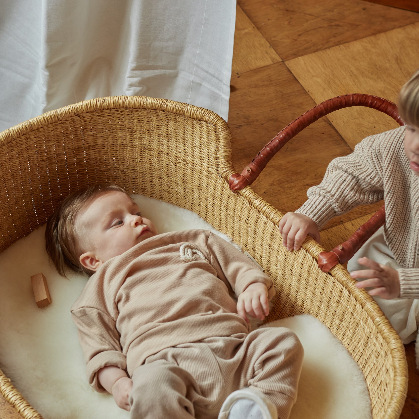 BINIBAMBA OFF WHITE SHEEPSKIN LINER SUITABLE FOR USE FOR NEBWBORNS IN YOUR Moses basket FROM BIRTH